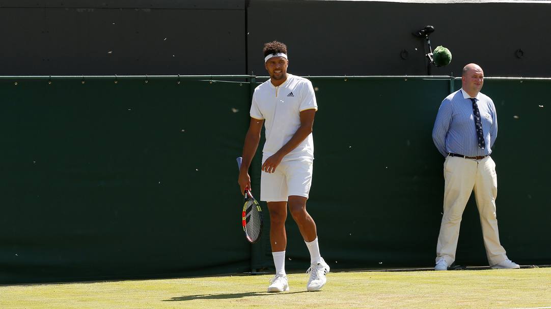 Un autentico attacco di formiche volanti ha disturbato Jo-Wilfried Tsonga durante il match poi vinto 6-1 7-5 6-2 contro Simone Bolelli nel secondo turno di Wimbledon. 